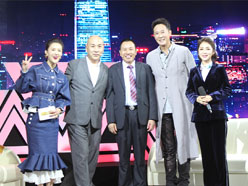 新望董事長羅永輝與著名歌星劉尊老師、汪正正老師、郭津彤老師、主持人雅琪在北京電視臺錄制節目現場親切合影